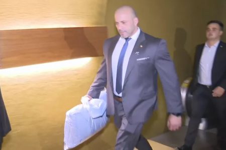 Deputado carioca Daniel Silveira carrega travesseiro pela Câmara dos Deputados após passar a noite na casa legislativa, na tentativa de não deixar que a PF coloque nele a tornozeleira eletrônica a mando de Alexandre de Moraes - Metrópoles