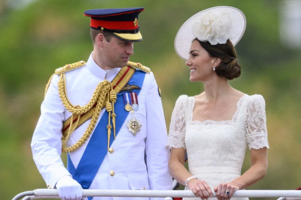 Foto colorida. Príncipe William e Kate Middleton em um carro