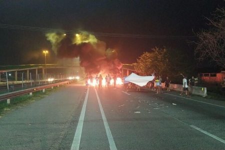 BR 101 bloqueada na Bahia - Metrópoles