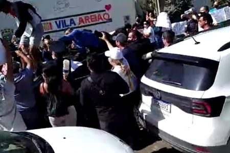 Manifestantes são presos após subirem em carro de prefeito de Goiânia durante protesto