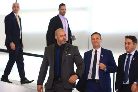Deputado Daniel Silveira participa da cerimônia de despedida dos ministros que deixam o governo para disputar as eleições deste ano