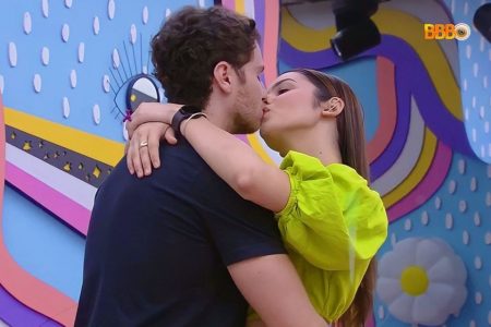 Eslovênia e Lucas se beijando no Big Brother Brasil - Metrópoles