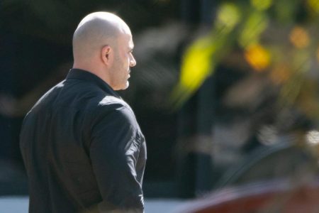 Daniel Silveira chega à PF para colocar tornozeleira eletrônica após determinzação do ministro do STF Alexandre de Moraes. Ele está de lado sob a fachada do prédio - Metrópoles