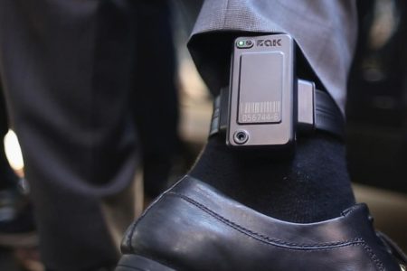 Daniel Silveira sai da PF após colocar tornozeleira eletrônica por determinzação do ministro do STF Alexandre de Moraes. No destaque, a equipamento preso em seu tornozelo - Metrópoles