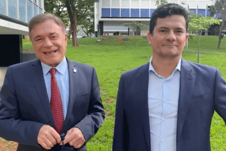 O ex-juiz Sérgio Moro ao lado do senador Álvaro Dias, ambos até então do Podemos, posam para foto próximo à residências oficiais dos senadores na Asa Norte. O senador sorri - Metrópoles