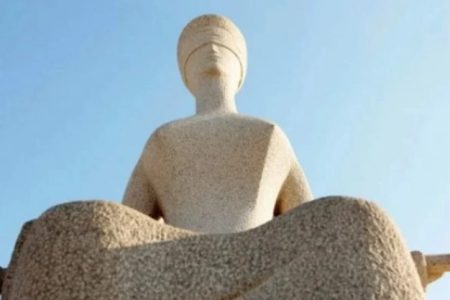 Escultura A Justiça, localizada em frente ao STF - Metrópoles