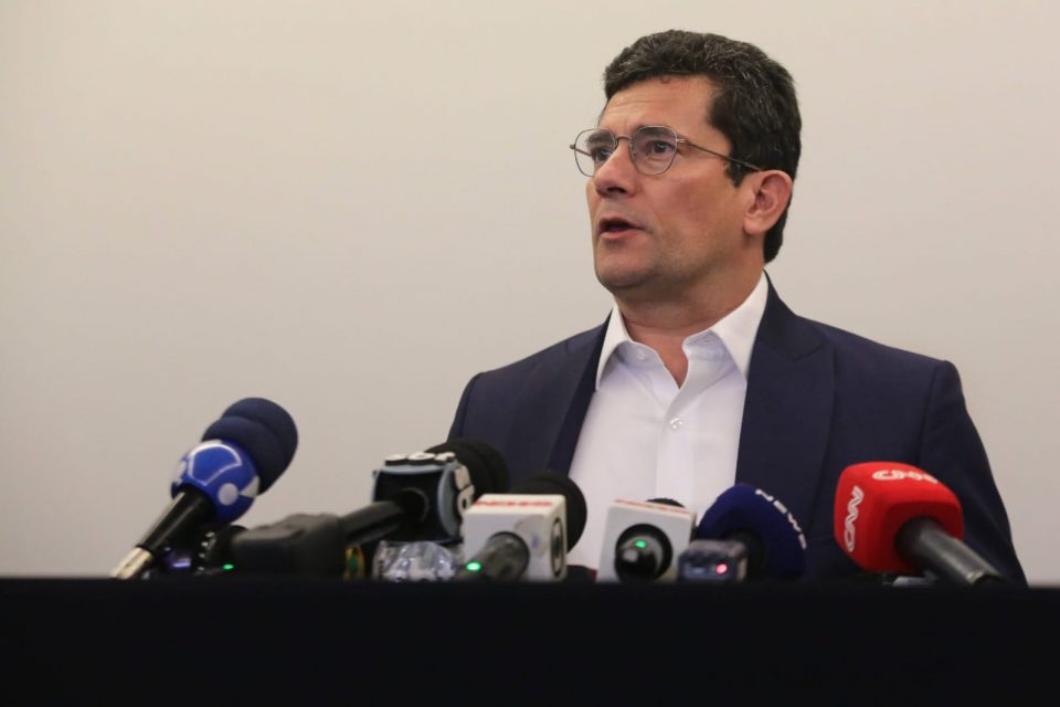 Após filiação ao União Brasil Sérgio Moro faz um pronunciamento no Hotel Intercontinental, em São Paulo. Ele fala diante de microfones e usa terno - Metrópoles