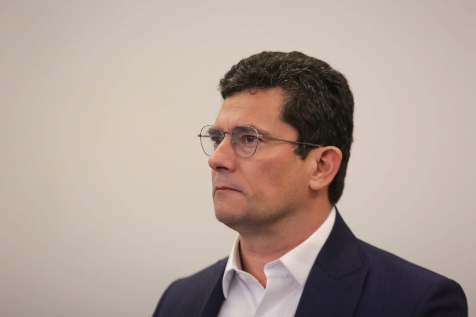 Após filiação ao União Brasil Sérgio Moro faz um pronunciamento no Hotel Intercontinental, em São Paulo. Ele fala diante de microfones e usa terno - Metrópoles