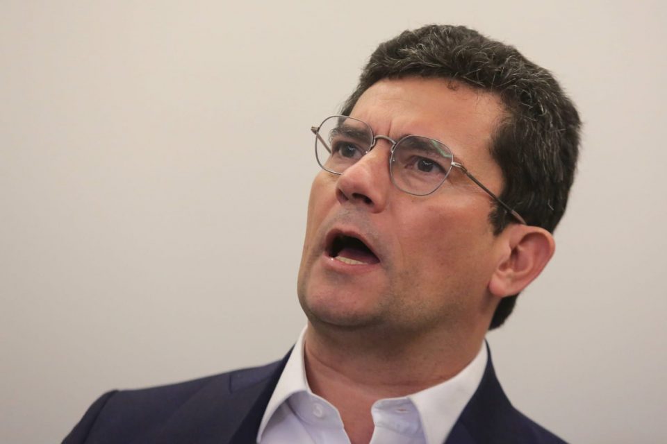 Após filiação ao União Brasil Sérgio Moro faz um pronunciamento no Hotel Intercontinental, em São Paulo. Ele fala diante de microfones e usa terno - Metrópoles