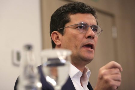 Após filiação ao União Brasil Sérgio Moro faz um pronunciamento no Hotel Intercontinental, em São Paulo. Ele fala diante de microfones e usa terno - Metrópoles