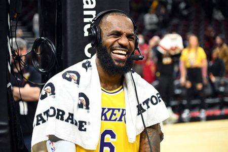 LeBron James faz pegadinha com fãs