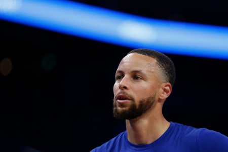 Stephen Curry está fora da temporada regular