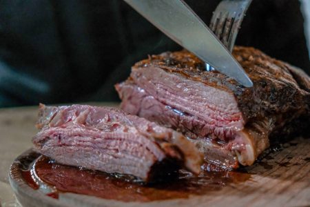 na foto vemos um pedaço de carne suculento sendo fatiado ladrão