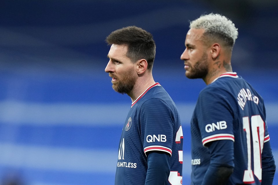 Neymar e Messi tentam superar crise e vaias no PSG