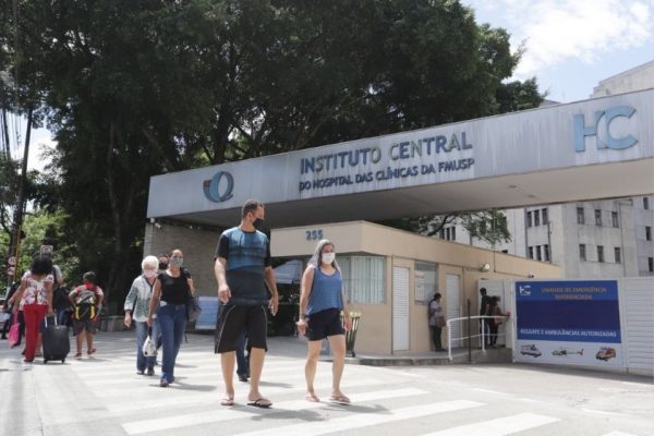 A foto mostra a fachada do Hospital das Clínicas de São Paulo