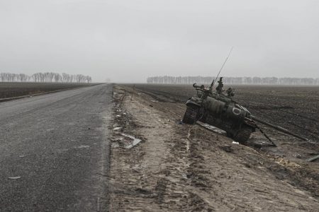 Um tanque russo inutilizável é visto entre o distrito de Yeni Basan e a vila de Lukyanovka, depois que soldados ucranianos assumiram o controle novamente na região de Um tanque russo inutilizável é visto entre o distrito de Yeni Basan e a vila de Lukyanovka, depois que soldados ucranianos assumiram o controle novamente na região de Chernihiv, UcrâniaChernihiv, Ucrânia