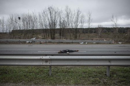 Um cadáver é visto na estrada entre Myla e Mriia, em 2 de abril de 2022, perto de Myla, região de Kiev, Ucrânia