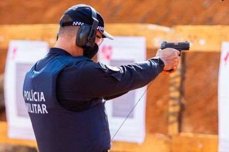 policial militar do DF em estande de tiro