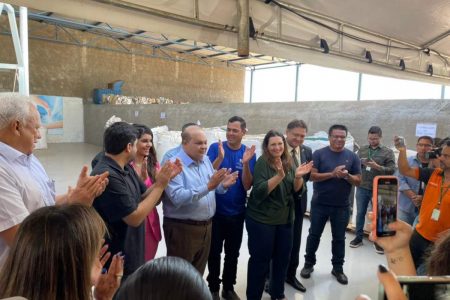 Foto colorida, Ibaneis Rocha ao lado de Bia Kicis, Mayara Noronha, João Cardoso e Rodrigo Delmasso