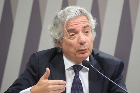 O diretor do Centro Brasileiro de Infraestrutura, Adriano Pires. Ele fala em comissão no Senado, diante de microfone - Metrópoles