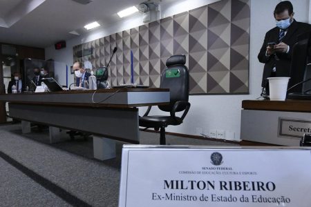 Comissão de Educação do Senado. Em destaque, placa com nome do ex-ministro da Educação, Milton Ribeiro - Metrópoles