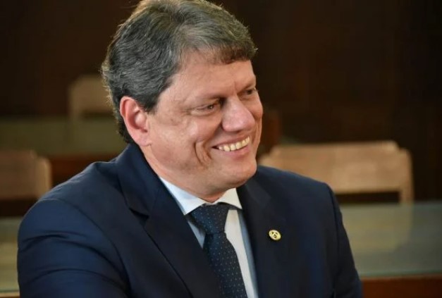 Tarcísio de Freitas, Ex-ministro da Infraestrutura do Brasil- Metrópoles. Devido as acusações do ex-ministro, o deputado Alexandre Frota entrou com ação no Ministério Público de São Paulo para que o órgão cobre de Tarcísio provas da acusação de que a Secretaria de Segurança Pública de São Paulo tem acordo com o crime