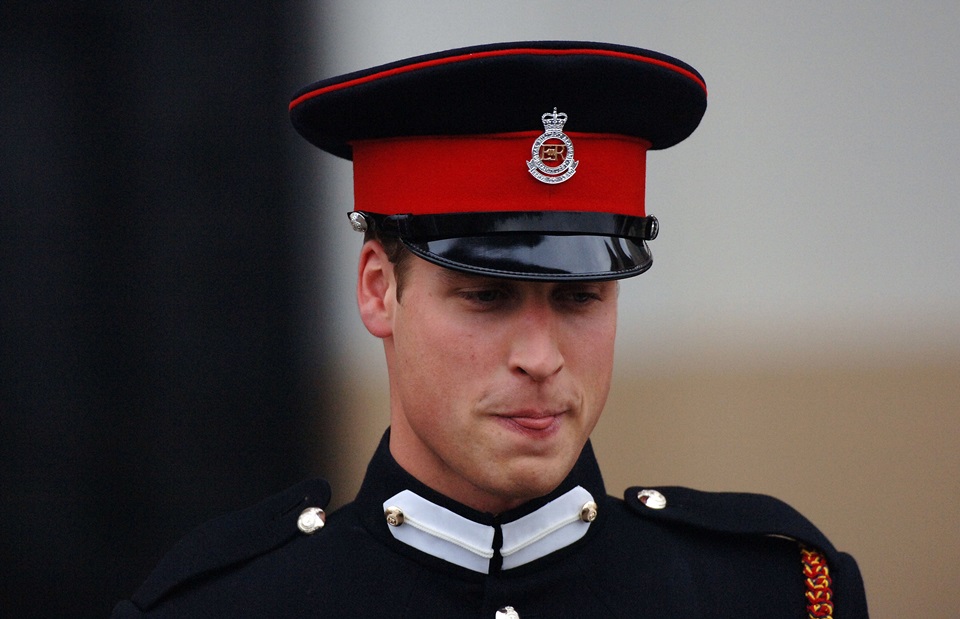 Foto colorida de um homem branco usando uniformes militares