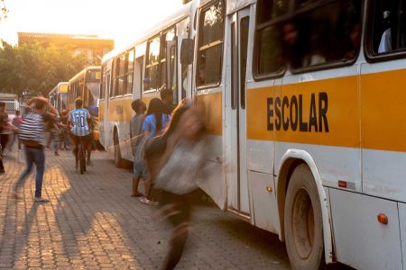 Alunos descendo e embarcando em ônibus escolares num final de tarde próximo a escola - Metrópoles