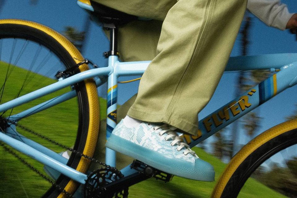 Tênis azul com estampa de cobra em pedal de bicicleta