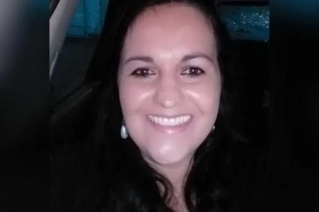 mulher branca sorrindo