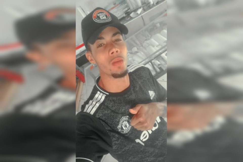 homem de boné