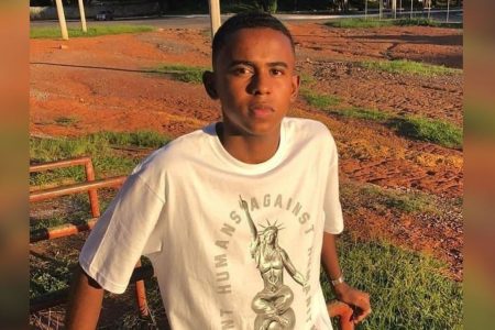 foto colorida jovem Cauã