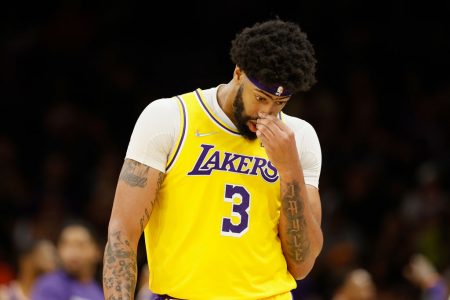 Anthony Davis durante fim do primeiro tempo de partida contra o Suns