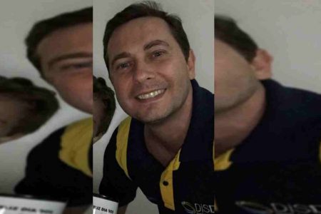 Clair sorri para foto