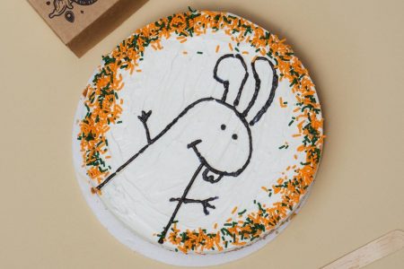 Bolo BentoNoffees, uma mistura do estilo bento com o sabor banoffee. Na foto, o bolo tem cobertura branca com desenho de coelho e confeitos coloridos - Metrópoles