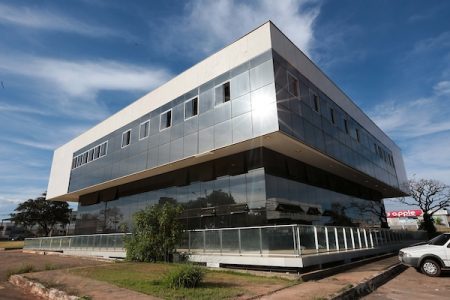 Prédio da Defensoria Publica-cor azul escuro é predominante no prédio- Metrópoles