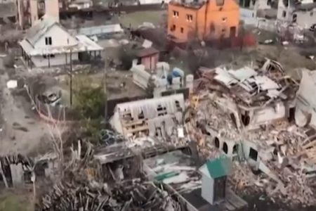 Em vista aérea é possível ver área residencial destruída após ataques russos na cidade de Moschun, Ucrânia - Metrópoles