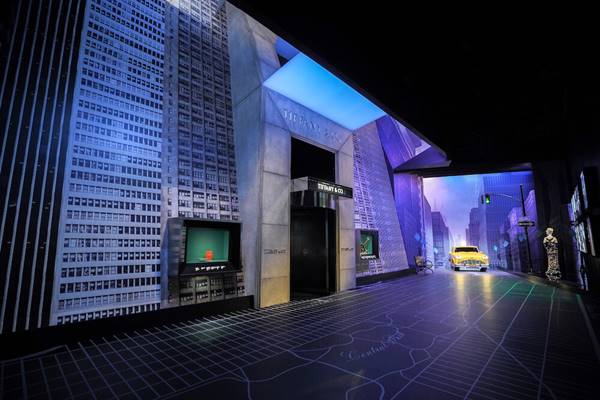 Ambiente da exposição Vision & Virtuosity, da Tiffany, em Xangai
