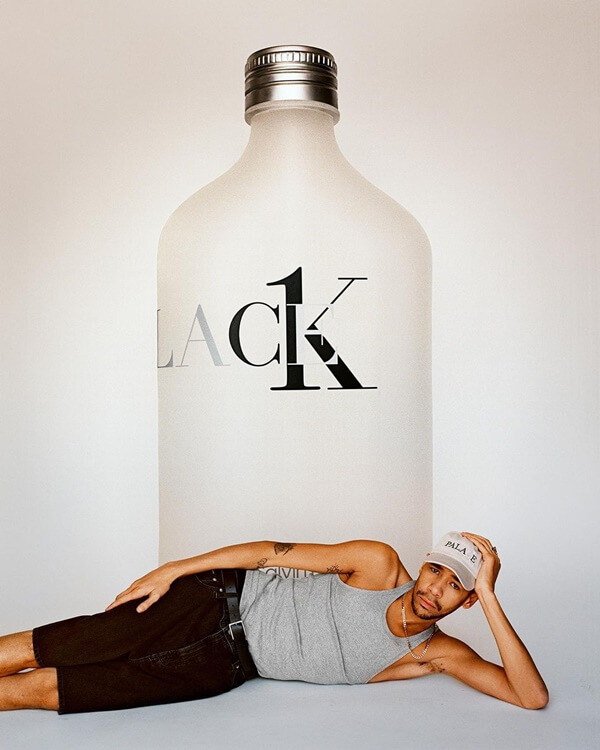 Na imagem em preto e branco, modelo posa com fragrância CK1 Palace