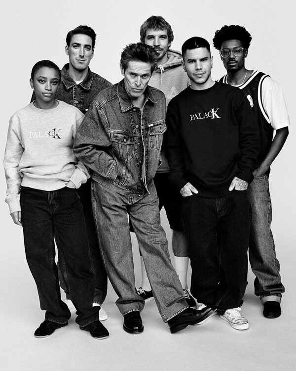 Na imagem em preto e branco, modelos posam com peças da coleção entre Calvin Klein e a Palace
