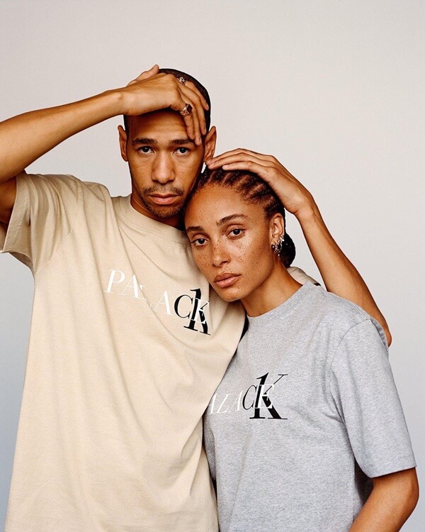 Na imagem com cor, modelos usam peça da colaboração entre a Calvin Klein e a Palace