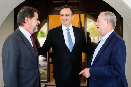Os irmãos e correligionários Cid e Ciro Gomes cumprimentam o presidente do Senado, Rodrigo Pacheco na porta de sua residência oficial - Metrópoles