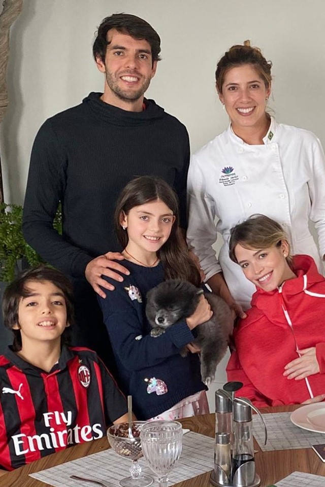 Foto colorida. Kaká, Carol Dias, Pâmela Sarkis, Isabella e Luca
