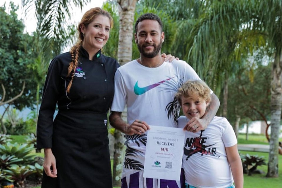 Foto colorida. Nutricionista Pâmela Sarkis e Neymar