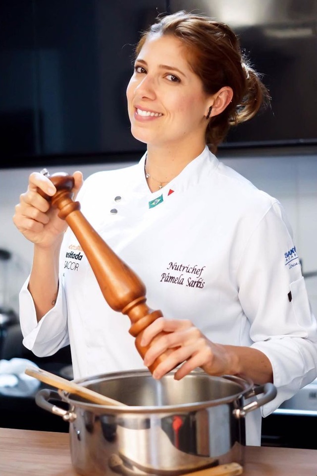 Foto colorida. Nutricionista Pâmela Sarkis
