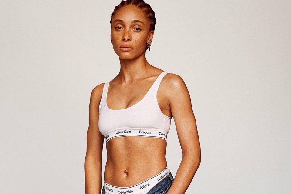 Na imagem com cor, modelo usa sutiã e calcinha da nova coleção da Calvin Klein com a Palace