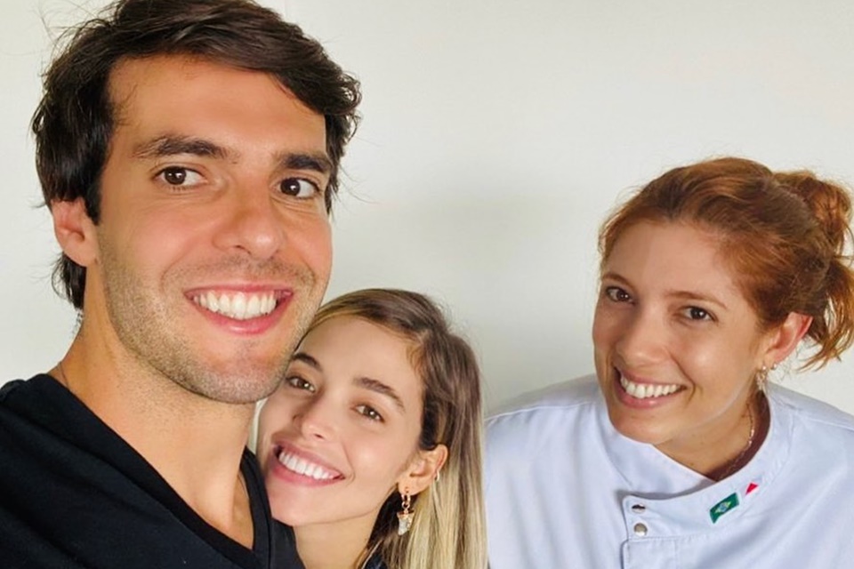 Foto colorida. Kaká, Carol Dias e nutricionista Pâmela Sarkis