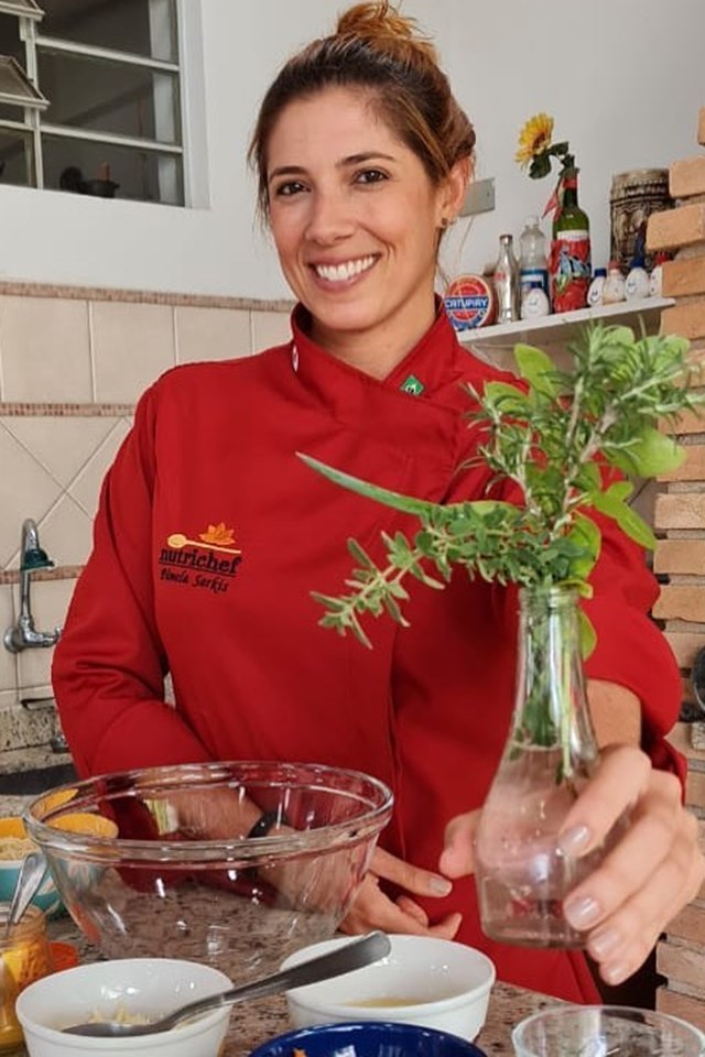 Foto colorida. Nutricionista Pâmela Sarkis