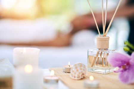 Aromatizador de ambiente em mesa com velas e flores - Metrópoles