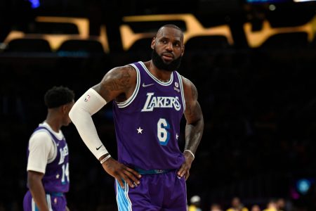 LeBron James frustrado em derrota do Lakers para o Pelicans
